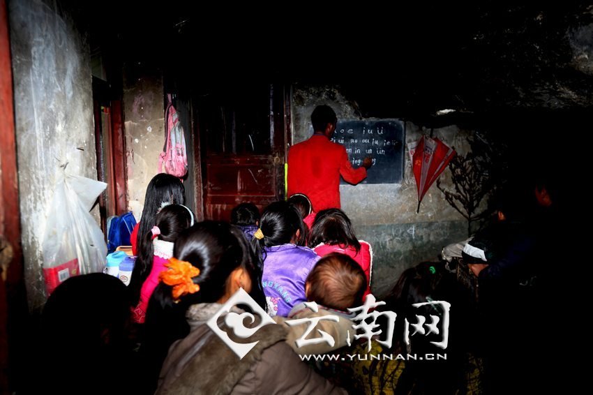 由于受到當(dāng)?shù)厝似缫暎箦伻Φ暮⒆觽儧]有外出求學(xué)的機會，只能在這樣的簡易房里學(xué)習(xí)
