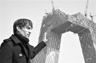 2008年2月，建筑師奧雷·舍人在中央電視臺新址大樓的工地外。圖/CFP