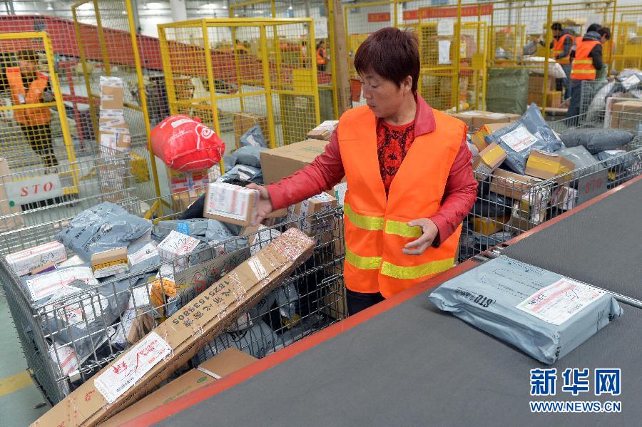 11月11日，天津津南區申通快遞天津分揀中心工作人員在分揀快件。