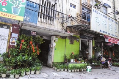 今年8月，當年于英生妻子被殺案發(fā)生地——蚌埠市南山路一處臨街一樓的三室一廳——目前已經成為一個花店。