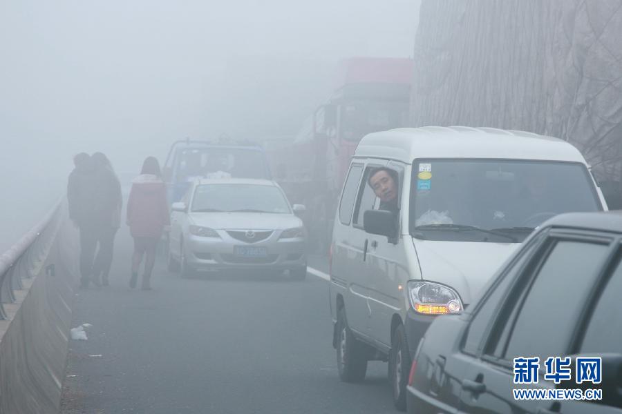 12月4日，滬陜高速揚(yáng)州段大量車輛滯留。