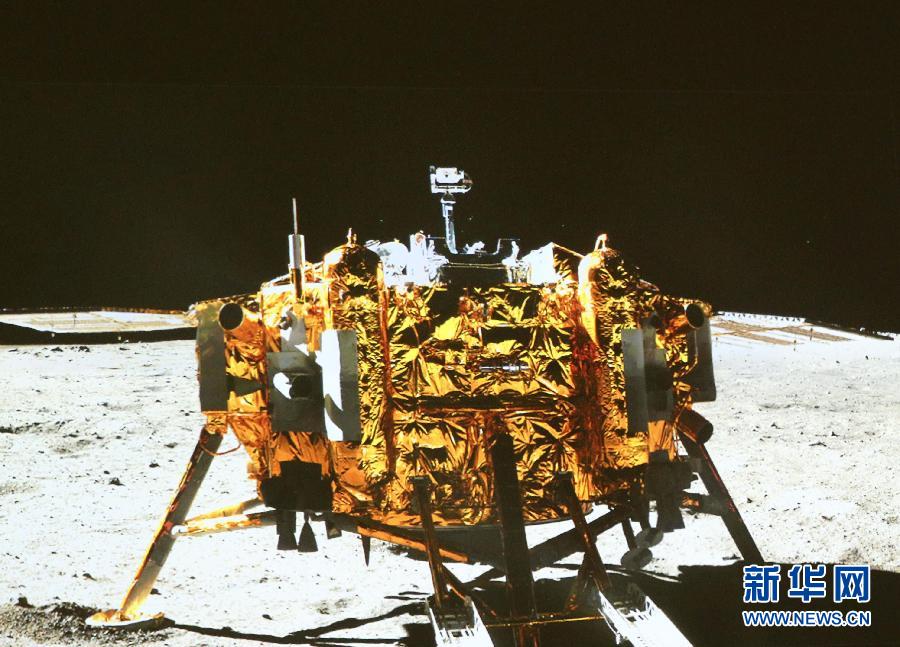 這是北京飛控中心大屏幕上顯示“玉兔”號(hào)月球車(chē)上的全景相機(jī)拍攝的嫦娥三號(hào)著陸器照片。