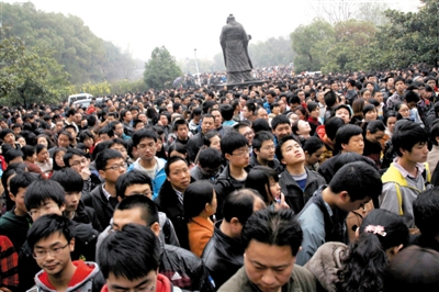去年3月16日，武漢華中科技大學，“北約”、“華約”、“卓越”聯盟自主招生選拔考試湖北考點，考生等待進場。 圖/CFP