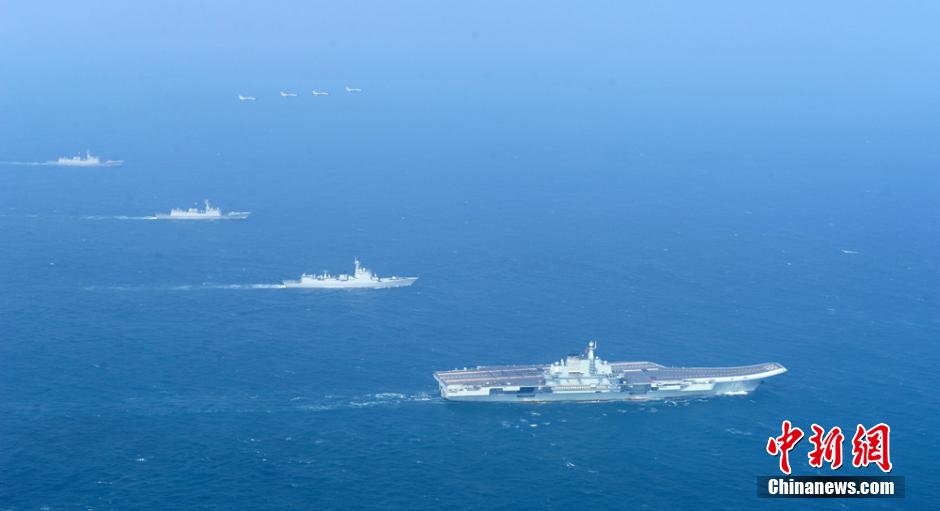 圖為遼寧艦與水面艦艇、飛機進行協同訓練。中新社發 胡鍇冰 攝