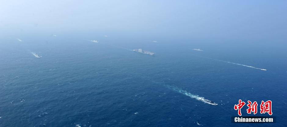 圖為遼寧艦與水面艦艇進行協同訓練。中新社發 李靖 攝