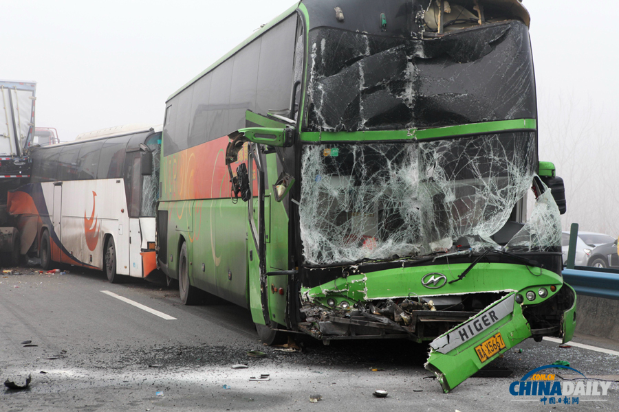 車禍救援現場。惠斌 攝