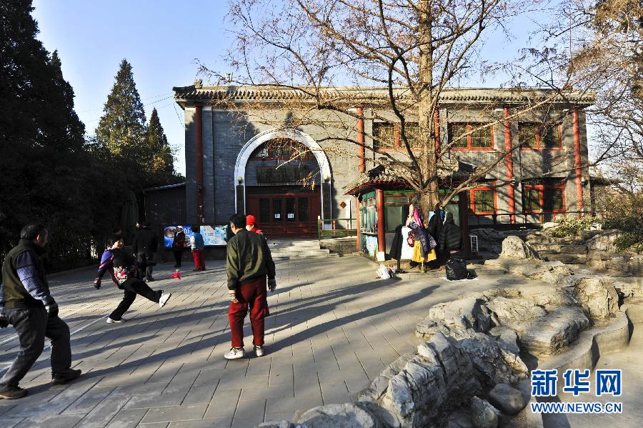 1月15日，市民在北京北海公園內(nèi)的上林苑飯莊門(mén)前晨練。