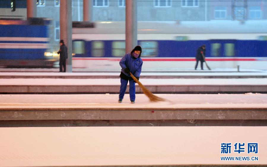 1月19日，沈陽北站的工作人員在清掃站臺積雪。