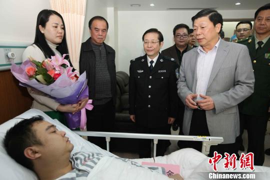廣西壯族自治區黨委常委、政法委書記溫卡華看望唐蔚宣。