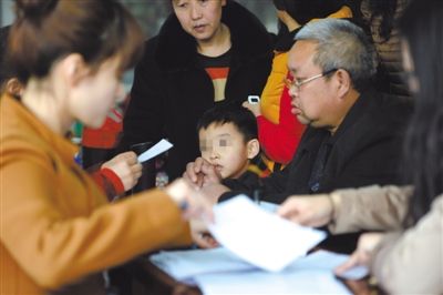 昨日，家長為服用藥品的幼兒登記參加體檢。西安兩所幼兒園長期給園內幼兒集體服用“病毒靈”。
