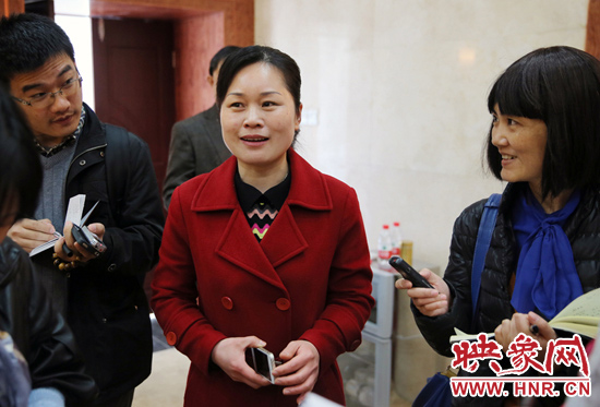 董亞娜是焦裕祿紀念館副館長，她兩次給習近平講解，贊總書記看得仔細，聽得認真。3月20日，記者在蘭考采