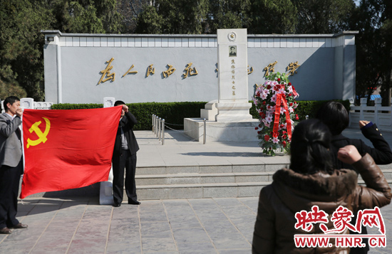 在焦裕祿紀念園，來自河南的黨員干部在焦陵前宣誓。