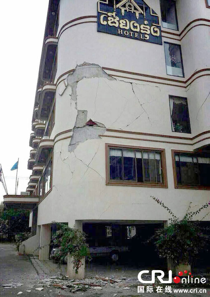 　當地時間2014年5月5日，泰國清萊，一棟酒店大樓墻皮脫落。 圖片來源：東方IC