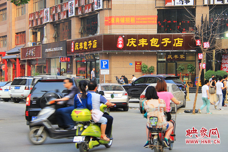 “慶豐包子店”位于路口拐角處,人流量車流量很大,堪稱黃金位置。