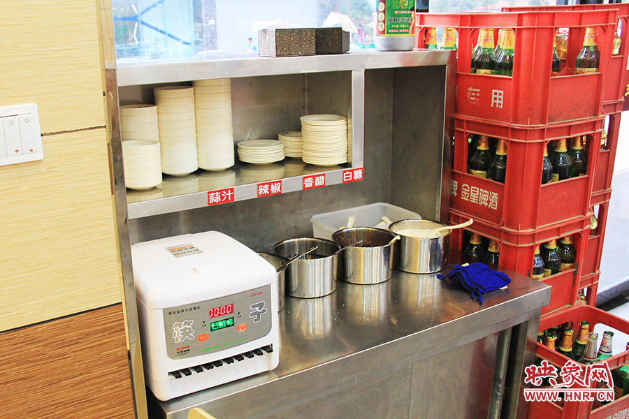 調料、小碟、餐具也都被放在另一張單獨的桌子上,需要用餐者“自助”。