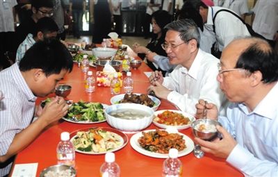 昨日中午，國(guó)臺(tái)辦主任張志軍（右二）在臺(tái)中市長(zhǎng)胡志強(qiáng)的陪同下和盲校的孩子共進(jìn)午餐。當(dāng)晚，張志軍結(jié)束訪臺(tái)回京。 新華社發(fā)