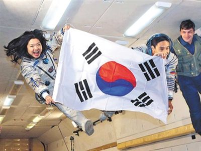 　2007年9月10日，李炤燕（左）在俄羅斯首都莫斯科接受零重力飛行訓(xùn)練。