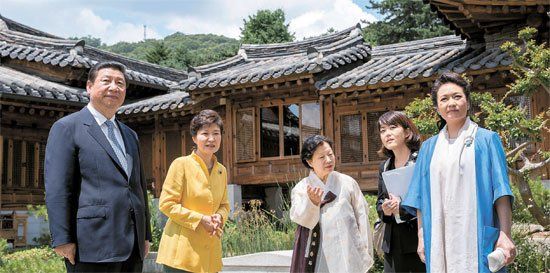 照片中左起分別是習近平、樸槿惠、家具博物館館長鄭美淑(音)、隨同翻譯、彭麗媛。