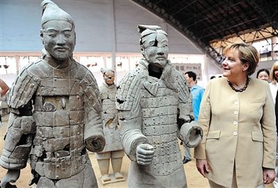2010年7月17日，西安，默克爾參觀兵馬俑，慶祝生日。