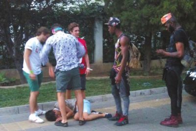 外籍男子路邊發(fā)現(xiàn)醉漢將其圍住。