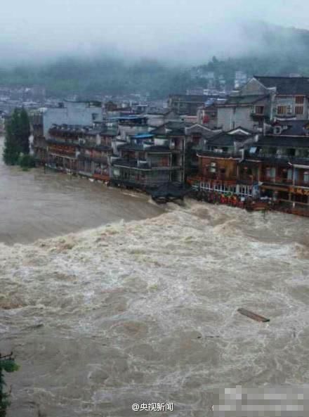 湖南鳳凰連降暴雨古城被淹 景區關閉全城停電