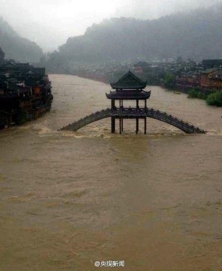 湖南鳳凰連降暴雨古城被淹 景區關閉全城停電