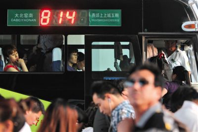 2014年5月22日,乘客在北京大北窯南乘坐開往燕郊的814路公交車。