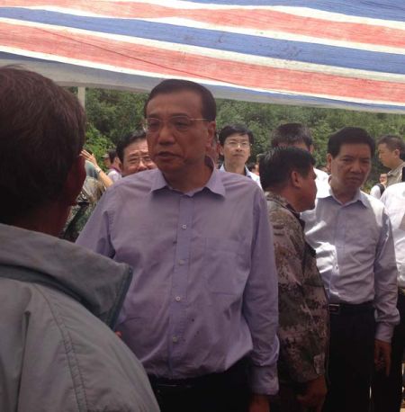 走進(jìn)帳篷，總理就握住蔡官耀的雙手說：“不行，這個帳篷太簡易了”。說完這句，叮囑蔡官耀，“不能回家住”