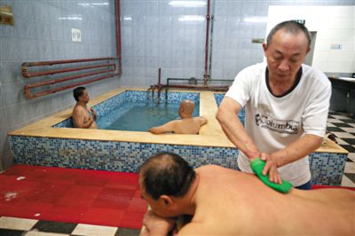 客人在搓澡。近日，百年歷史的鑫園浴池宣布將關張。新京報記者