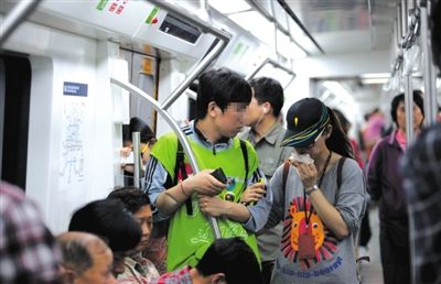 地鐵14號線，一名乘客正在車廂內(nèi)飲食。