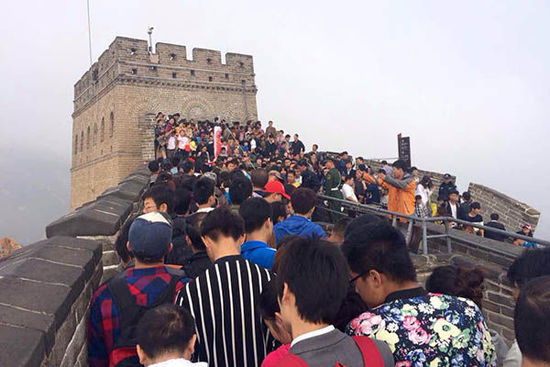北京八達嶺長城，游客在長城上艱難移動。