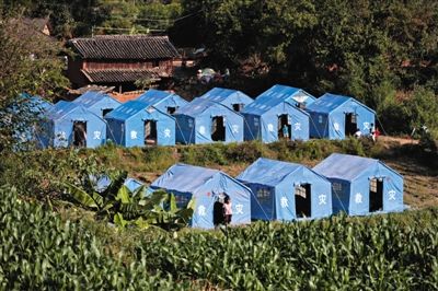 　昨日，云南省景谷縣永平鎮芒費村地震中70受損戶，部分村民安置在帳篷里。