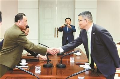 10月15日，韓國(guó)國(guó)防部國(guó)防政策室室長(zhǎng)柳濟(jì)升和朝鮮人民武裝力量部偵查總局局長(zhǎng)金英哲分別率團(tuán)出席板門(mén)店
