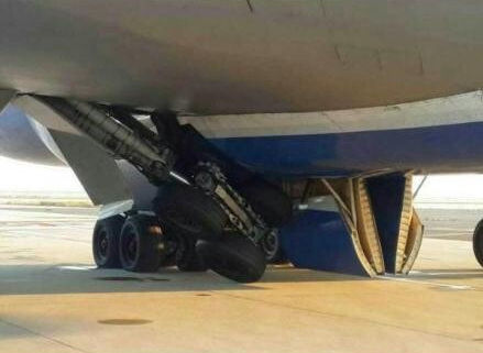 圖說：波音747貨機起落架發生故障。圖片來源：新浪微博網友圖（請私信“新民晚報新民網”以奉稿酬）