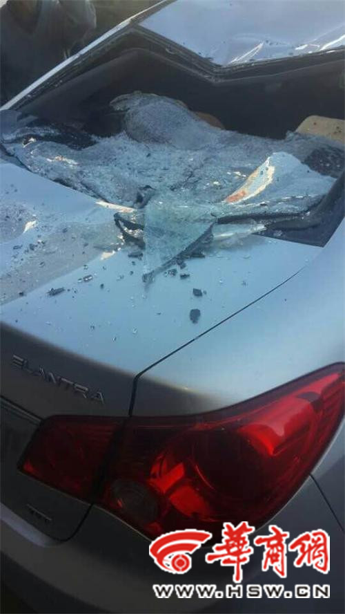 事發現場一輛伊蘭特轎車后擋風玻璃破碎，車頂被砸出坑。記者 祁銘 攝