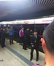 昨日18時57分，北京地鐵5號線惠新西街南口一女子遭遇不幸。昨晚9時記者在中日友好醫院發現女子已不幸身亡，女子遇險是被夾在安全門和地鐵門中間，列車啟動后掉下站臺。