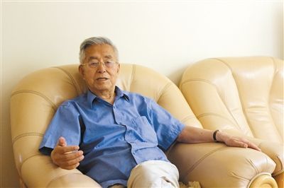 楊維駿 歷任云南省政協(xié)副主席等職。89歲高齡的楊維駿為12名失地農民代表開道，到云南省政協(xié)反映問題。