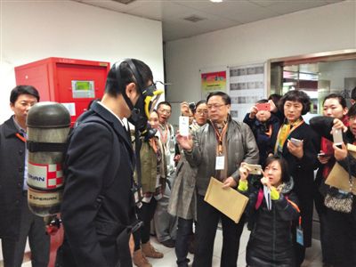 昨天，地鐵4號(hào)線北京南站站，地鐵工作人員為人大代表演示應(yīng)急氧氣瓶佩戴方式。新京報(bào)記者
