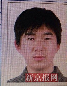犯罪嫌疑人李小龍，27歲，唐山樂亭人。村干部說李小龍經常把自己關在家里