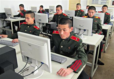 2013年4月18日，朝鮮平壤，士兵學(xué)習(xí)使用電腦。
