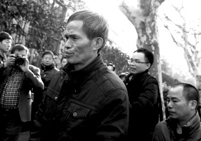 被告人林森浩的父親林尊耀準備進入法院。