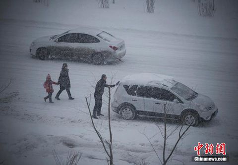 12月8日，經(jīng)過一夜降雪，烏魯木齊已是皚皚白雪一片。（圖片來源于中新網(wǎng)）