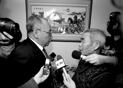 15日，內(nèi)蒙古高院副院長(zhǎng)趙建平（左）帶隊(duì)向呼格吉勒?qǐng)D父母送達(dá)再審法律文書。