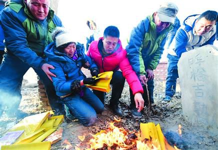 昨日，呼格吉勒圖的父母揣著無罪判決書的復(fù)印件來到兒子墳前祭奠。　/新華社