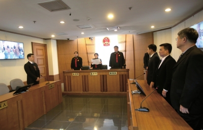 昨日，鄒恒甫及北大有關(guān)負責人并未到庭，圖為法官正在進行宣判。