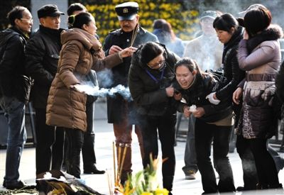 昨日，上海，外灘踩踏事件遇難者家屬來到事發地獻花祭奠。