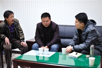 1月7日，陜西省榆林市，國家信訪局第五督查組成員王治鐸（右一）與兩名信訪人約談。 楊凱 攝