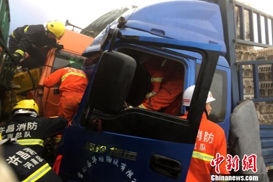 圖為21日，蘭南高速河南段21輛汽車發生連環相撞事故，消防人員對被困傷員進行緊急救援。　郭浩　攝
