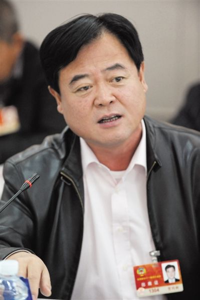 　政協(xié)委員、中國通用技術(shù)集團(tuán)董事長賀同新稱，按照2014年的數(shù)字，他的薪水下降了近50%。圖/CFP