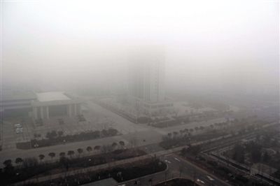 昨日，連云港市贛榆區14層高樓上拍攝的大霧天氣。當日，江蘇省多地出現大霧天氣。新華社發
